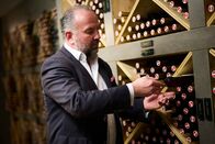 Winzerlegenden – Gerhard Kracher während Servus TVs "Winzerlegenden" in Illmitz, Burgenland, Österreich am 18. Oktober 2023