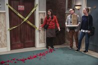 The Big Bang Theory – Amy (Mayim Bialik, l.), Leonard (Johnny Galecki, M.) und Penny (Kaley Cuoco, r.) ahnen Böses ... Was hat Sheldon dieses Mal geplant?