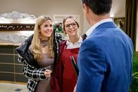 Sturm der Liebe – Josie (Lena Conzendorf, M.) stellt Robert (Lorenzo Patané, r.) ihre Mutter Yvonne (Tanja Lanäus, l.) vor, die überraschend zu Besuch gekommen ist. Josies Mutter Yvonne Klee, gespielt von Tanja Lanäus, kommt an den „Fürstenhof“, um ihre Tochter Josie zu überraschen. Doch das ist nicht der einzige Grund ihrer Anreise …