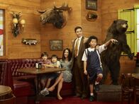 Fresh off the Boat – (1. Staffel) - Louis (Randall Park, 2.v.r.), Jessica (Constance Wu, M.), Eddie (Hudson Yang, r.), Emery (Forrest Wheeler, l.) und Evan Huang (Ian Chen, 2.v.l.) ...