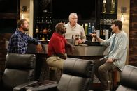 Two and a Half Men – Auf Rat von Ms. McMartin tritt Walden (Ashton Kutcher, r.) einer Männergruppe von Vätern mit Pflegekindern bei. Unter Jack (David Denman, l.), Leo (Gary Anthony Williams, 2.v.l.) und Rick (Bill Smitrovich, 2.v.r.) fühlt er sich sehr wohl und genießt die Zeit ohne Alan ...