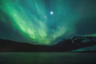 Unsere Kontinente – Polarlichter über einem Gletschersee