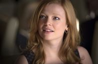 Oddball - Retter der Pinguine – Olivias Mutter Emily (Sarah Snook) lässt sich von dem charmanten Bradley hinters Licht führen.