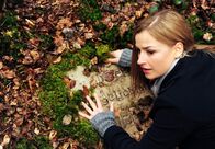 Sturm der Liebe – ARD STURM DER LIEBE FOLGE 1534 Uhr im ERSTEN. Im Traum lockt eine Kinderstimme Theresa (Ines Lutz) an das vermeintliche Grab ihrer Großmutter.