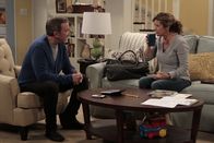 Last Man Standing – Vanessa (Nancy Travis, r.) ist während einer Präsentation auf ihrer Arbeitsstelle eingeschlafen. Jetzt will Mike (Tim Allen, l.) ihr ein wenig Arbeit im Haushalt abnehmen. Das gestaltet sich aber schwieriger, als er glaubt ...
