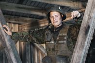 Californian Commando – Nachdem er so weit gekommen ist, ist Forsbacka (Tatu Sinisalo) zuversichtlich, dass er die Schießübung besteht und weiterhin ein Commando bleiben kann. Denn wer zu wenig Punkte erreicht, muss den Stützpunkt verlassen.