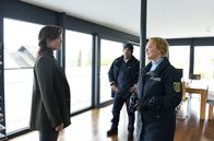WaPo Bodensee – Nele Fehrenbach (Floriane Daniel, r.) und Paul Schott (Tim Wilde, M.) befragen Ricarda Heimlinger (Carolina Vera, l.), die Mutter des eigentlichen Entführungsopfers.