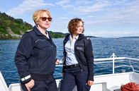WaPo Bodensee – Nele Fehrenbach (Floriane Daniel, li.) und Julia Demmler (Wendy Güntensperger, re.) beobachten aus der Ferne ihren neuen Kollegen Jakob Frings.