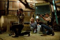 The Crazies – Verzweifelt versuchen (v.l.n.r.) Sheriff David Dutton (Timothy Olyphant, r.), Judy (Radha Mitchell), Becca (Danielle Panabaker) und Deputy Russel Clank (Joe Anderson) den Soldaten und wahnsinnig gewordenen Gestalten ihres einst so idyllischen Städtchens zu entkommen ...