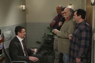 How I Met Your Mother – Lily erfährt, dass sie "extrem" fruchtbar ist. Daraufhin sieht Marshall (Jason Segel, l.) das Problem bei sich und lässt sich testen. Allerdings hat er in der Praxis größte Schwierigkeiten, eine Spermaprobe abzugeben ...