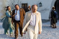 Der Metzger traut sich – v.li.: Hürrem/Kaplan (Alev Irmak), Petar Wollner (Christoph Krutzler) und Willibald Adrian Metzger (Simon Schwarz)