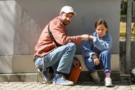 neoriginal: Ready.Daddy.Go! – Michel (Fridolin Sandmeyer, l.) und Getsimani (Fee Schuster-Böckler, r.) planen gemeinsam ihren nächsten Coup, um Elli zurückzugewinnen.