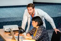 New Amsterdam – Dr. Max Goodwin (Ryan Eggold) und Sandra Fall (Anna Suzuki) Die Verwendung des sendungsbezogenen Materials ist nur mit dem Hinweis und Verlinkung auf TVNOW gestattet.