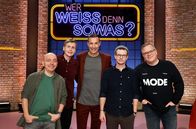 Wer weiß denn sowas? – Moderator Kai Pflaume (M.) und seine Rateteam-Kapitäne Bernhard Hoëcker (l.) und Elton (r.) begrüßen in dieser Sendung den Komiker Till Reiners (2.v.l.) und den Komiker Moritz Neumeier (2.v.r.).