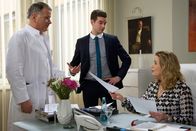 In aller Freundschaft – Dr. Roland Heilmann (Thomas Rühmann, links) beschwert sich bei Sarah Marquardt (Alexa Maria Surholt, rechts) über die zeitliche Belastung durch die aufwändige Dokumentation seiner Arbeit. Clemens Manthey (Max König) bietet daraufhin an, ihm als Assistent zur Seite zu stehen, was besonders Sarah freut, denn dadurch kann sie Roland perfekt kontrollieren.