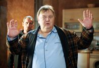 Der Dicke – Gregor Ehrenberg (Dieter Pfaff) wird Opfer eines Überfalls.