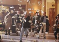 Navy CIS – Sharif hat sich zehn Kilogramm des Giftgases beschafft und damit 108.000 Ein-Dollar-Scheine kontaminiert - die will er unter die Leute bringen. Gibbs (Mark Harmon, M.) und Hollis kommen ihm auf die Schliche und wollen ihn auf einem Bahnhof stellen ...