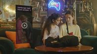 Die Pfefferkörner – Ob das echt ist? Leo (Charlotte Farhadi, rechts) zeigt Jasina (Sophia Grande) ein Video von Moritz.