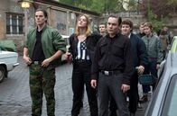 Weissensee – ARD WEISSENSEE, IV. Staffel (6 neue Folgen), Folge 22 "Blühendes Land" Uhr im Ersten. Roman (Ferdinand Lehmann, r.), Svenja (Nele Trebs, M.), Sascha (Theo Trebs, l.) und die Naziclique ziehen durch die Straßen.