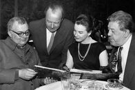 Es geschah am hellichten Tag – Es geschah am hellichten Tag Autor und Hauptdarsteller betrachten ein Album mit Produktionsbildern: Friedrich Dürrenmatt, Heinz Rühmann, Maria Rosa Salgado, Michel Simon Copyright: SRF/Praesens-Film