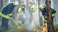 CheXpedition – Julian versucht ein Feuer zu löschen.