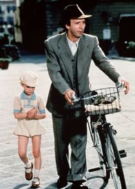 Das Leben ist schön – Der Buchhaendler Guido Orefice (Roberto Benigni) ist stolz auf seinen Sohn Giosu (Giorgio Cantarini). : honorarfrei fuer Ankuendigungen und Veroeffentlichungen im Zusammenhang mit genannter Sendung bei Nennung: ARD/DEGETO (S 2), Presse und Programmbetreuung (069) 1509-334 oder -335
