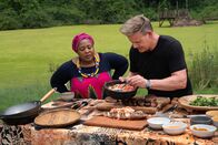Gordon Ramsay: Kulinarische Abenteuer – South Africa - Chef Zola Nene (L) observes as Gordon Ramsay tops grilled fish with ushatini, a combination of onions and tomatoes. (National Geographic/Jon Kroll)