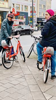 Die Tricks ... – Moderator Jo Hiller beim Radfahrern zu filmen.
