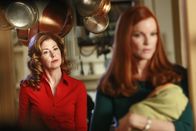 Desperate Housewives – Katherine (Dana Delany, l.) teilt Bree (Marcia Cross, r.) mit, was Sylvia ihr erzählt hat ...