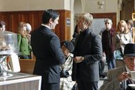 Navy CIS – Durch den aktuellen Fall wird Ducky mit seiner eigenen Vergangenheit konfrontiert, und er erinnert sich daran, wie er als junger Mann (Adam Campbell, r.) mit einem gewissen Angus Clarke (Adam Croasdell, l.) befreundet war, der nun wahrscheinlich Opfer eines Bombenanschlags geworden ist. Doch was hat das Ganze mit Ducky und seinem Werdegang zu tun?