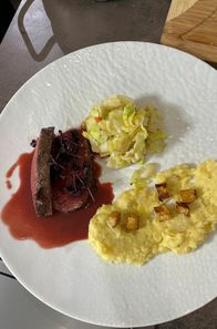 Kochs anders – Tims Hauptgang: Hirschrücken mit Vanille-Chilli-Spitzkohl, Kartoffel-Sellerie-Stampf und Portweinjus.