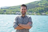 Hoagascht – Moderator Richard Deutinger am Attersee