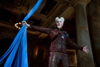 Zoolander No. 2 – Hat Jacobim Mugatu (Will Ferrell) etwas mit den Morden an den Popstars zu tun?; Hat Jacobim Mugatu (Will Ferrell) etwas mit den Morden an den Popstars zu tun?