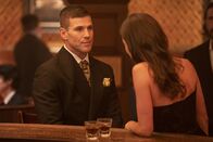 Navy CIS: Origins – Special Agent Leroy Jethro Gibbs (Austin Stowell, l.); Special Agent Lala Dominguez (Mariel Molino, r.)