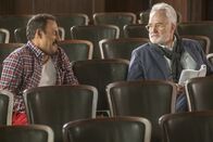 Perfect Harmony – Reverend Jax (Rizwan Manji, l.); Arthur Cochran (Bradley Whitford, r.)