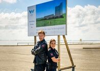 Friesland – Die digitale Zukunft beginnt in Leer mit dem Friesland-Valley-Technologiepark. Süher Özlügül (Sophie Dal) und Henk Cassens (Maxim Mehmet) fühlen sich mit dem Auftrag der Begleiteskorte für den Investmentmanager nicht wertgeschätzt als Polizisten.