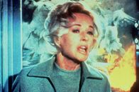 Die Vögel – Melanie Daniels (Tippi Hedren) während eines Überfalls der Vögel
