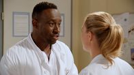 Rote Rosen – Hendrik (Jerry Kwarteng) ist verletzt und fühlt sich von Britta (Jelena Mitschke) verraten.