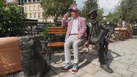 Heißmann + Rassau – Ein gemütliches Plätzchen neben Richard Wagner hat sich Volker Heißmann gesucht.