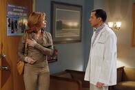 Two and a Half Men – Alan (Jon Cryer, r.) hat so wenig Geld, dass er sich kaum Jakes neuen Friseur leisten kann. Eine neue Patientin (Frances Fisher, l.) in seiner Praxis ist jedoch so mit seiner "Behandlung" zufrieden, dass sie ihn zu sich nach Hause bestellt ...