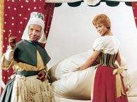 Frau Holle – Frau Holle (Mathilde Danegger, li.), Goldmarie (Karin Ugowski).