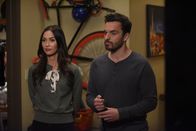 New Girl – Reagan (Megan Fox, l.) kehrt von einer Geschäftsreise zurück. Während sich Nick (Jake Johnson, r.) sehr darüber freut, fühlt sich Jess irgendwie unwohl ...