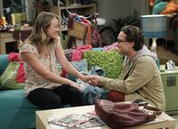 The Big Bang Theory – Penny (Kaley Cuoco, l.) hat einen schlechten Tag und stellt vieles in ihrem Leben in Frage, darunter auch Leonard (Johnny Galecki, r.) ...