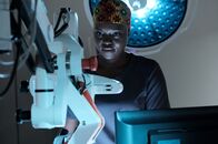 Atlanta Medical – Dr. Okafor (Shaunette Renée Wilson) nutzt die Gelegenheit als eines ihrer größten Idole eingeliefert wird ...
