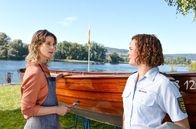 WaPo Bodensee – Julia Demmler (Wendy Güntensperger, r.) fragt Katrin Ritter (Katrin Röver, l.), in welchem Verhältnis deren Mann zu der ermordeten Schülerin stand.