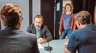 Morden im Norden – Bei der Berfragung von Jens Wegner (Jens Münchow, 2.v.l.) finden Lars Englen (Ingo Naujoks, l.), Tomke Jennsen (Anjorka Strechel, 2.v.r.) und Finn Kieseewetter (Sven Martinek, r.) heraus, dass dieser von seinem Mitarbeiter erpresst wurde.