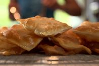 Zu Tisch ... – Die Hasenöhrl werden im Salzburger Lungau mit Sauerkraut gegessen. Weil sie wie kleine Kissen aussehen, werden sie auch "Polsterzipfel" genannt. Das luftige Gebäck zergeht auf der Zunge und schmeckt am besten heiß.