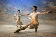 Cunningham – In der Choreographie „Summerspace“ von 1958 verschmelzen Melissa Toogood (re.) und Ashley Chen (li.) mit den Kulissen.