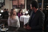 Navy CIS – Jack Sloane (Maria Bello, l.) ist unterdessen auf einem Date, als sie eine traumatische Begegnung mit Nigel Hakim (Pej Vahdat, r.) hat ...
