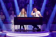 Wer weiß denn sowas? – Rateteam-Kapitän Elton (r.) und die Schauspielerin Cornelia Gröschel (l.) bilden ein Rateteam.